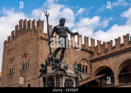 Italie, Émilie-Romagne, Bologne, Fontaine de Neptune sur la Piazza del Nettuno Banque D'Images