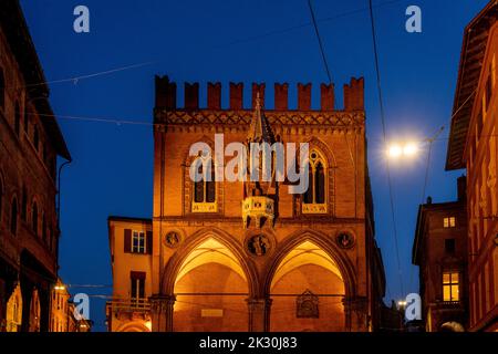 Italie, Émilie-Romagne, Bologne, façade du Palazzo della Mercanzia la nuit Banque D'Images