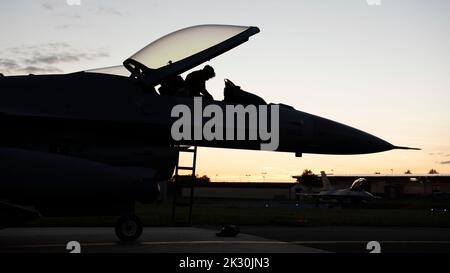 U.S. Air Force Airman 1st Class John Esquivel, chef d'équipage adjoint de l'escadron de maintenance de l'aéronef 52nd, dessert un faucon de combat F-16 affecté à l'escadron de chasse 480th de la base aérienne de Spangdahlem, en Allemagne, le 21 septembre 2022. Les aviateurs des 52nd AMM travaillent régulièrement de jour comme de nuit afin de maintenir l'avion en état de vol. (É.-U. Photo de la Force aérienne par Tech. Sgt. Anthony Ptyler) Banque D'Images