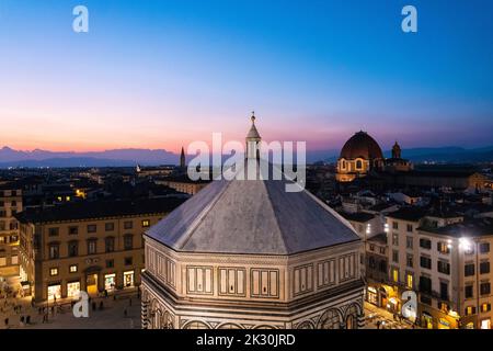 Italie, Toscane, Florence, Dôme du Baptistère de Saint Jean au crépuscule Banque D'Images