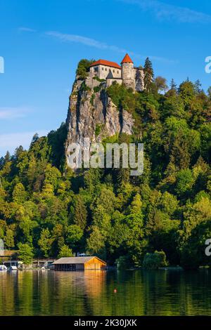 Slovenia, Upper Carniola, Bled Castle overlooking Lake Bled Banque D'Images