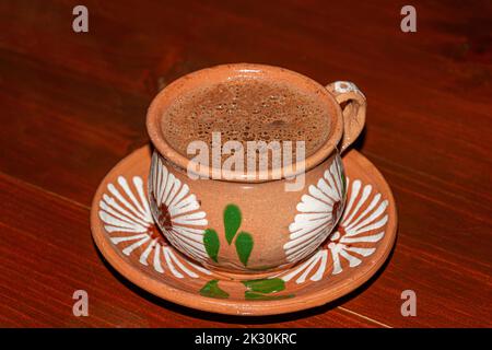 Chocolat natif servi dans une tasse d'argile Banque D'Images