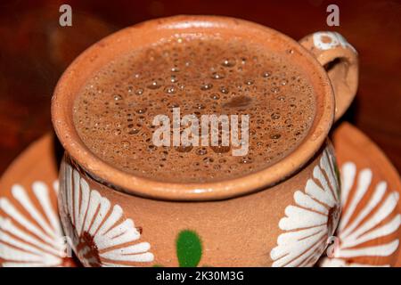 Chocolat natif servi dans une tasse d'argile Banque D'Images
