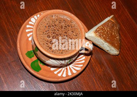 Chocolat natif servi dans une tasse d'argile Banque D'Images