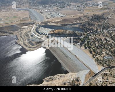 Une vue aérienne du projet de modification de la sécurité du barrage Isabella à Lake Isabella, Californie, le 14 septembre 2022. De haut en bas, cette vue montre le barrage auxiliaire, le déversoir à labyrinthe et le déversoir d'urgence, le déversoir de service et le barrage principal, en regardant vers le sud-est. Les équipes du U.S. Army corps of Engineers District de Sacramento approchent de l'achèvement des travaux de construction du projet, qui vise à réduire les risques d'inondation pour les communautés en aval, y compris Bakersfield. Banque D'Images