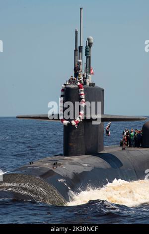 KINGS BAY, Géorgie (sept. 22, 2022) le sous-marin de missiles guidés de classe Ohio USS Georgia (SSGN 729) retourne à son homeport à la base sous-marine navale de Kings Bay, en Géorgie, après un déploiement de 790 jours. Les sous-marins à missiles guidés de classe Ohio sont capables de transporter jusqu'à 154 missiles de croisière d'attaque de sol Tomahawk. La base abrite tous les sous-marins de la classe Ohio de la côte est. (É.-U. Photo de la marine par Ashley Berumen, spécialiste en communication de masse en chef /publié) Banque D'Images