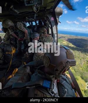 CASERNES DE SCHOFIELD, Hawaï (sept 13, 2022) les membres de l'équipe du Commandement des opérations spéciales des États-Unis dans le Pacifique se préparent à exécuter une descente aérienne statique au-dessus d'une zone de dépose désignée à la caserne Schofield, Oahu, Hawaii, le 13 septembre 2022. Les forces des opérations spéciales des États-Unis conservent leurs compétences en matière de lignes statiques et de sauts en chute libre à haute altitude. La SOCPAC sert de composante fonctionnelle pour toutes les missions d'opérations spéciales déployées dans la région Inso-Pacifique. (É.-U. Navy photo par Mass communication Specialist 1st Class Joey Rolfe) Banque D'Images