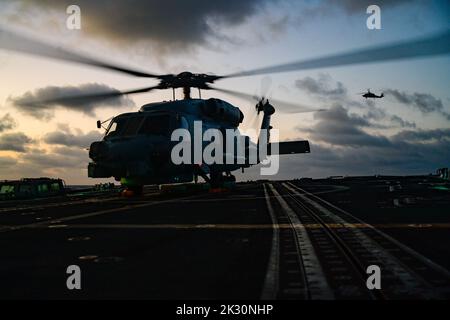 Un hélicoptère MH-60R Sea Hawk se prépare à prendre le départ du destroyer à missiles guidés de classe Arleigh Burke USS Shoup (DDG 86) alors qu'il est en cours dans l'océan Pacifique, le 15 septembre 2022. Shoup est en cours pour participer à un exercice Live Fire with A Purpose. (É.-U. Photo de la marine par Neil Mabini) Banque D'Images