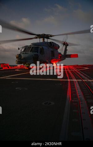 Un hélicoptère MH-60R Sea Hawk se prépare à prendre le départ du destroyer à missiles guidés de classe Arleigh Burke USS Shoup (DDG 86) alors qu'il est en cours dans l'océan Pacifique, le 15 septembre 2022. Shoup est en cours pour participer à un exercice Live Fire with A Purpose. (É.-U. Photo de la marine par Neil Mabini) Banque D'Images