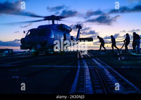 Les marins américains affectés au destroyer à missiles guidés de classe Arleigh Burke USS Shoup (DDG 86) effectuent des opérations de ravitaillement sur un hélicoptère MH-60R Sea Hawk alors qu'il est en cours dans l'océan Pacifique, le 15 septembre 2022. Shoup est en cours pour participer à un exercice Live Fire with A Purpose. (É.-U. Photo de la marine par Neil Mabini) Banque D'Images