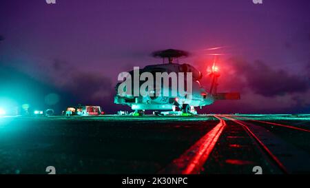 Un hélicoptère MH-60R Sea Hawk se prépare à prendre le départ du destroyer à missiles guidés de classe Arleigh Burke USS Shoup (DDG 86) alors qu'il est en cours dans l'océan Pacifique, le 15 septembre 2022. Shoup est en cours pour participer à un exercice Live Fire with A Purpose. (É.-U. Photo de la marine par Neil Mabini) Banque D'Images