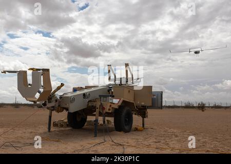 Un avion de Blackjack américain Marine corps RQ-21A, affecté au Marine Unhabaied Aerial Vehicle Squadron 2, Marine Aircraft Group 14, 2nd Marine Aircraft Wing, se lance en vol pendant le cours 1-23 des instructeurs d'armes et de tactiques (WTI) au complexe de défense aérienne Canon (P111), près de Yuma, en Arizona, le 21 septembre 2022. Le cours d'instructeur sur les armes et les tactiques est un événement de formation de sept semaines organisé par l'escadron des armes et des tactiques de l'aviation maritime un, offrant une formation tactique avancée normalisée et une certification des qualifications de l'instructeur de l'unité pour soutenir la formation et l'état de préparation de l'aviation maritime, et ASSIS Banque D'Images