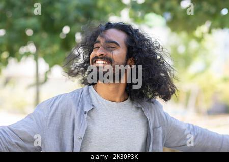 Smiling young man with eyes closed Banque D'Images