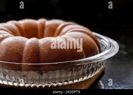 Gâteau au rhum doré tout juste cuit avec du sirop brossé pour l'arôme Banque D'Images