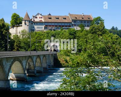 Suisse, canton de Zurich, Pont de l'Arche qui s'étend sur le Rhin avec le château de Laufen en arrière-plan Banque D'Images