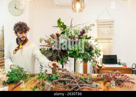 Fleuriste faisant un bouquet à la boutique florale Banque D'Images