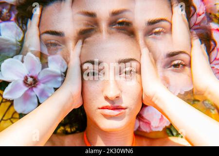 Exposition multiple de jeunes femmes avec la tête dans les mains Banque D'Images