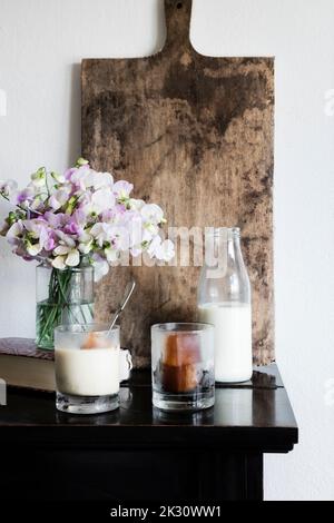 Préparation de café glacé végétalien avec du lait d'avoine Banque D'Images