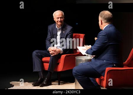 Austin, États-Unis. 23rd septembre 2022. Le gouverneur de l'Arkansas, ASA HUTCHINSON (à gauche), discute de son point de vue sur l'état actuel de la politique du Sud au cours d'une séance d'entrevue avec le correspondant politique des examinateurs de Washington, David Drucker, au Texas Tribune Festival 2022. Hutchison a travaillé sous la présidence de George W. Bush dans deux postes d'application de la loi. ©Bob Daemmrich Banque D'Images