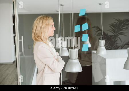 Businesswoman looking at de droit in office Banque D'Images