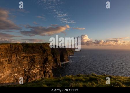Falaises de Moher par mer au coucher du soleil, Irlande Banque D'Images