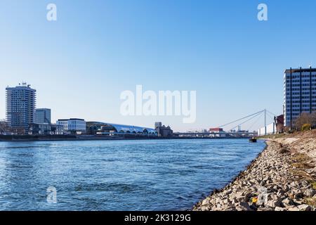 Allemagne, Bade-Wurtemberg, Mannheim, ciel clair sur le Rhin Banque D'Images
