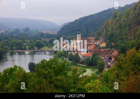 Allemagne, Bavière, Kallmunz, vue de la petite ville située sur la rive de la rivière Naab au début de l'automne Banque D'Images