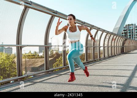 Un jeune athlète se lance sur la passerelle Banque D'Images