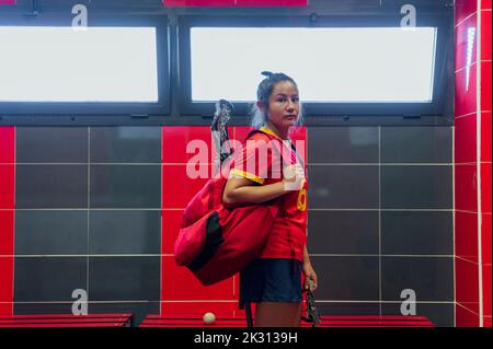 Lecteur de crosse debout avec sac à dos dans le vestiaire Banque D'Images