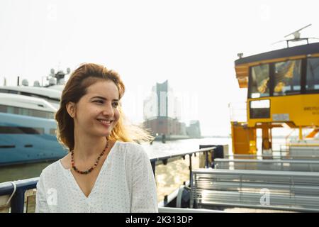 Bonne brunette femme appréciant la promenade en bateau de ferry le jour ensoleillé Banque D'Images