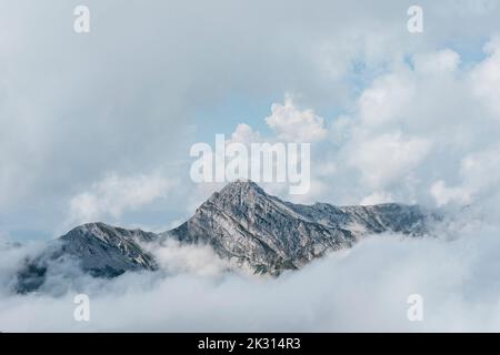 Belle vue sur les montagnes couvertes de nuages Banque D'Images