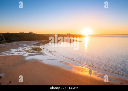 Royaume-Uni, Écosse, Berwick Nord, vue aérienne de la plage de Seacliff au coucher du soleil Banque D'Images