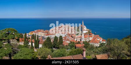 Slovénie, Piran, vue panoramique de la ville côtière avec ligne d'horizon claire sur la mer Adriatique en arrière-plan Banque D'Images