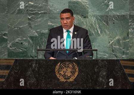 Nations Unies. 23rd septembre 2022. (220924) -- NATIONS UNIES, 24 septembre 2022 (Xinhua) -- le Premier ministre jamaïcain Andrew Holness prend la parole lors du débat général de la session 77th de l'Assemblée générale des Nations Unies au siège de l'ONU à New York, le 22 septembre 2022. POUR ALLER AVEC 'le PM jamaïcain appelle à l'action climatique pour sauver les petits États insulaires en développement' (CIA Pak/un photo/Handout via Xinhua) Credit: Xinhua/Alay Live News Banque D'Images