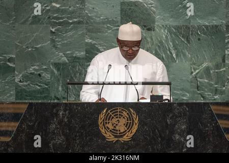 Nations Unies. 23rd septembre 2022. (220924) -- NATIONS UNIES, 24 septembre 2022 (Xinhua) -- le président gambien Adama Barrow prend la parole lors du débat général de la session 77th de l'Assemblée générale des Nations Unies au siège de l'ONU à New York, le 22 septembre 2022. POUR ALLER AVEC 'le président gambien souligne le rôle de l'ONU dans la lutte contre les défis mondiaux' (CIA Pak/un photo/Handout via Xinhua) Credit: Xinhua/Alay Live News Banque D'Images