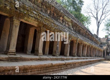 Racines d'arbres embrassant le bâtiment khmer. Ta Prohm était un temple bouddhiste dédié à la mère de Jayavarman VII et connu à l'origine sous le nom de Rajavihara Banque D'Images