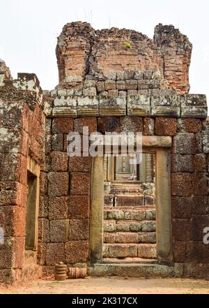 L'East Mebon est un temple de 10th ans à Angkor, au Cambodge. Construit sous le règne du roi Rajendravarman, il se tient sur ce qui était une île artificielle Banque D'Images