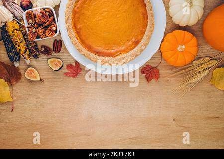 Composition de mise en place à plat de Thanksgiving avec place pour le texte. Tarte à la citrouille, récolte d'automne sur la table en bois, vue du dessus Banque D'Images