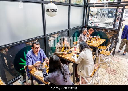 Bogota Colombie, Chapinero Norte Carrera 11, restaurant restaurants dîner manger dehors café décontracté cafés bistrot bistros nourriture, Colombiens Colombiens Salut Banque D'Images