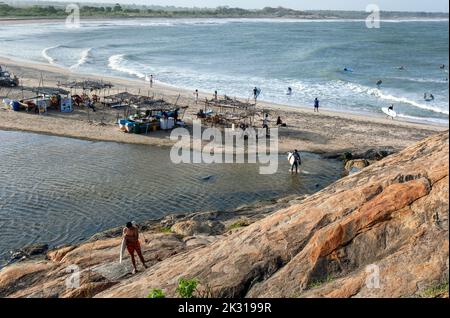 Le camp de surf qui se trouve sous Elephant Rock près de la baie d'Arugam, sur la côte est du Sri Lanka. Arugam Bay est populaire auprès des surfeurs étrangers. Banque D'Images