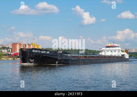 CHEREPOVETS, RUSSIE - le 04 AOÛT 2022 : navire de cargaison sèche de la rivière Volgo-Don 141 (projet de 507B) sur la rivière Sheksna par une journée ensoleillée d'août Banque D'Images