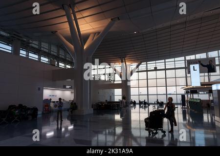 Silhouettes de voyageurs au terminal de l'aéroport international de Haneda, Tokyo, Japon Banque D'Images