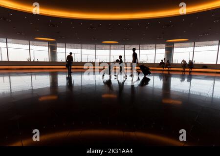 Silhouettes de voyageurs au terminal de l'aéroport international de Haneda, Tokyo, Japon Banque D'Images