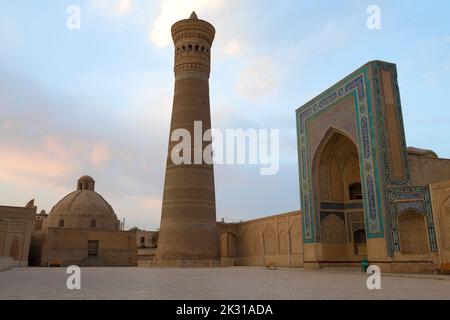 Matin à l'ancien minaret de Kalyan. Boukhara, Ouzbékistan Banque D'Images