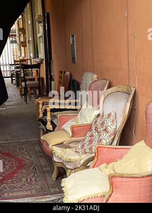 Cesenatico, Italie. Coin salon extérieur d'un restaurant, avec chaises anciennes. Banque D'Images