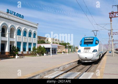 BOUKHARA, OUZBÉKISTAN - 11 SEPTEMBRE 2022: Train électrique de passagers à grande vitesse de Talgo 250 'Afrosiyob' à la plate-forme de la gare de Boukhara-1 Banque D'Images