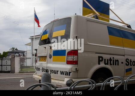 Une fourgonnette avec le drapeau ukrainien lors des manifestations devant l'ambassade de Russie à Copenhague Banque D'Images