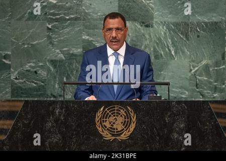 Nations Unies. 23rd septembre 2022. (220924) -- NATIONS UNIES, 24 septembre 2022 (Xinhua) -- le président du Niger, Mohamed Bazoum, prend la parole lors du débat général de la session 77th de l'Assemblée générale des Nations Unies au siège de l'ONU à New York, le 22 septembre 2022. (CIA Pak/un photo/Handout via Xinhua) Credit: Xinhua/Alay Live News Banque D'Images