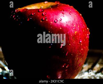 Pomme rouge recouverte de gouttelettes d'eau Banque D'Images