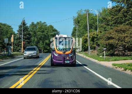 White Bear Lake, Minnesota. 9 août 2022. Une navette électrique à basse vitesse et conduite automatique pour plusieurs passagers qui navigue sur le prochain feu stop . Pistes de roulement Banque D'Images